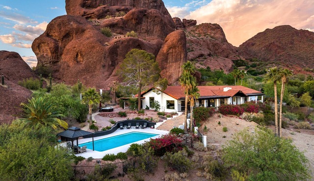 Camelback Mountain Mid-Century Modern Villa, Private, City Views, Pool, Hot Tub in Phoenix