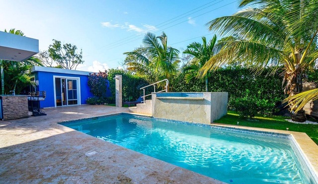 Caribbean complex with 6 bedrooms, 2 pools, free shuttle van, AC/WiFi/Cable TV in Sosúa