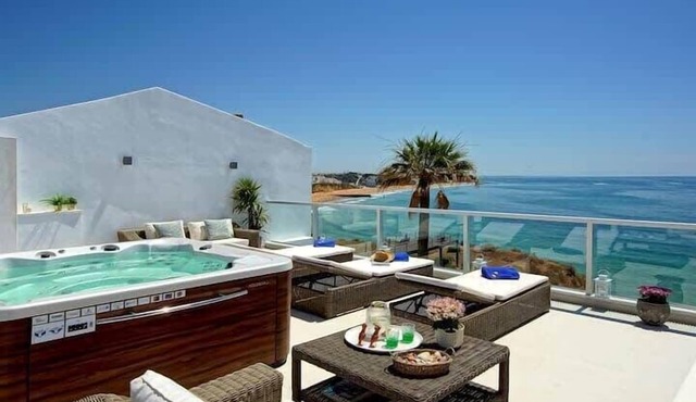 Casa Chanel - Ocean front with rooftop SPA Jacuzzi in Albufeira