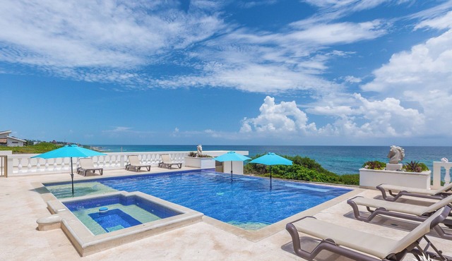 Casa de Cinco Caballos! Hot Tub/Seasonal Heated pool! Overlooking The Caribbean in Isla Mujeres