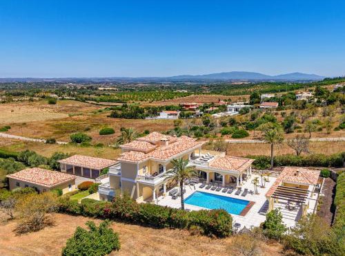 Casa Ferrel - Luxury 9 Bedroom Villa with Indoor & Outdoor Pools in Lagos