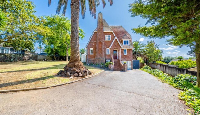 Castle Charm with Modern Interiors, Steps to Shops in Auckland