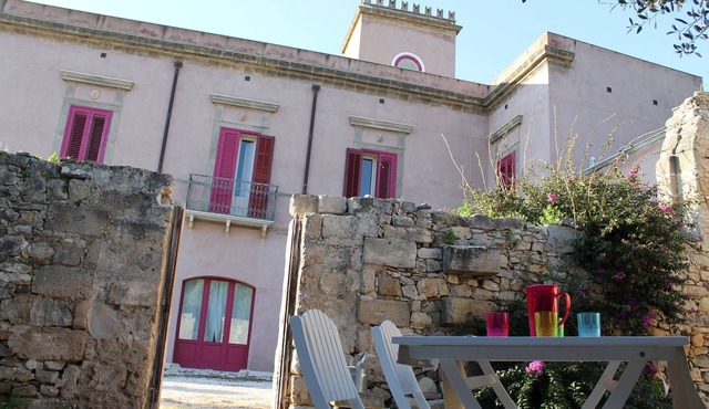 Castle in Erice valley,swimming pool,hot tub, Egadi view, garden, bbq, free park
