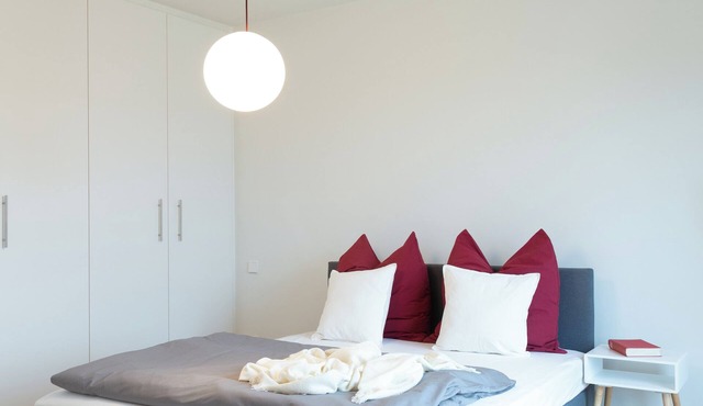 Central 2-room apartment with local art in München