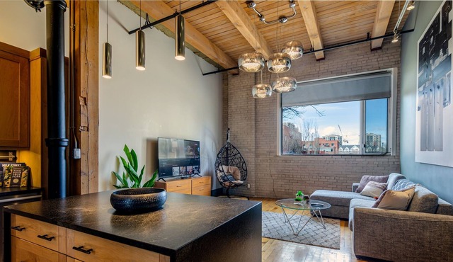 Central District J.D. Loft w/ AC, UG Parking