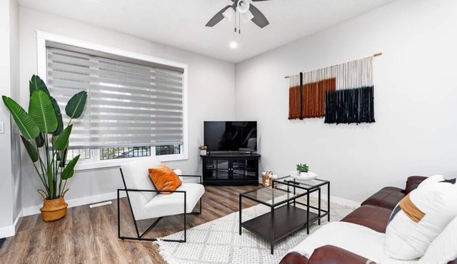 Central. New Duplex. Sleeps 6. 3 bed/2 bath. in Edmonton