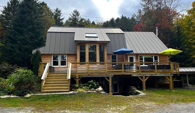 Chalet- Stream, A/C, Hot Tub, min to Lake and Ski in Whitingham