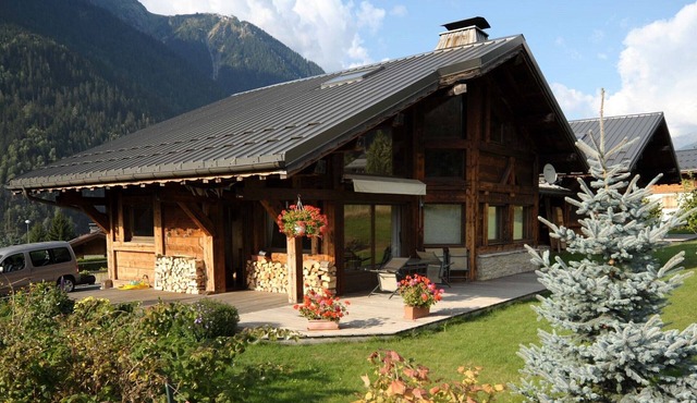 Chamonix Mont Blanc, new Savoyard chalet, large south-facing terrace, garden, 5 rooms.