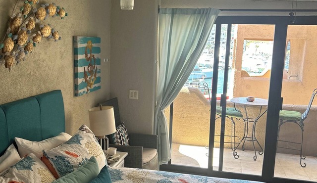 Charming 1-bedroom condo in the heart of the Marina! AC, Wifi and rooftop pool!