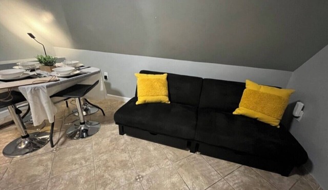 Charming 2 bedroom apartment in wonderful North Bergen with AC WiFi in North Bergen