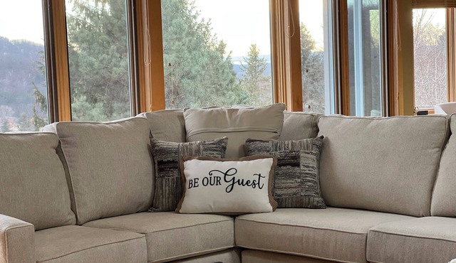 Charming 3-bedroom house with WiFi and AC in beautiful La Crosse in La Crosse