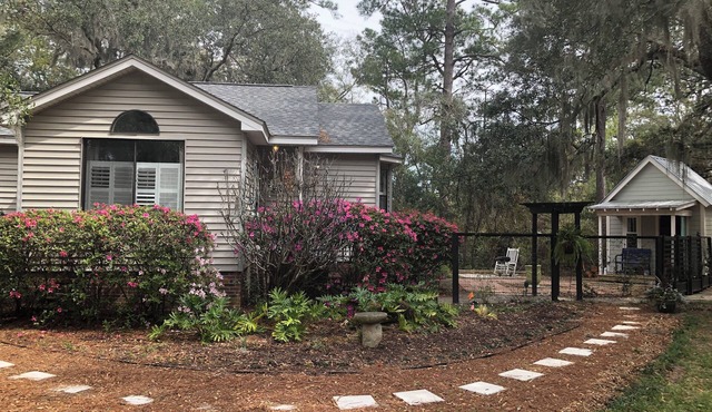 Charming Beaufort Cottage with Marsh Views and Hunting Island Beach pass