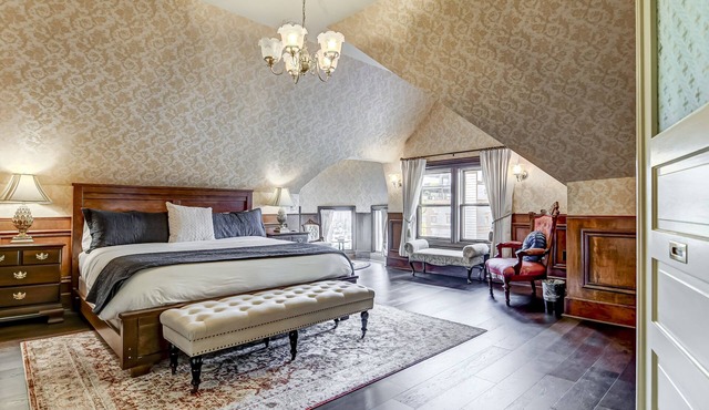 Charming Downtown Stay | Victorian Beauty & Modern Comfort in Springfield