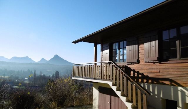 Charming chalet with magnificent views of the castle, mountains and Lake Annecy. in Menthon-Saint-Bernard