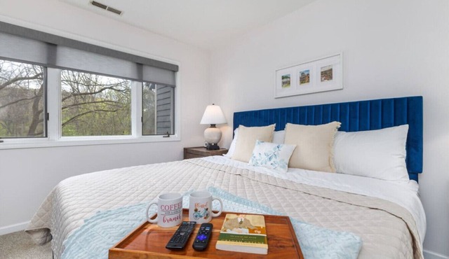 Charming Galena Getaway | 2BR Retreat w/Fireplace