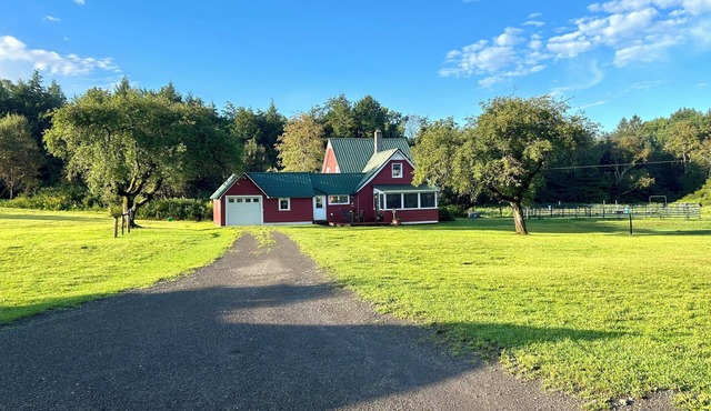 Charming Historic 4 Bdrm Farmhouse AC secluded, centrally located, fishing pond in Oxford