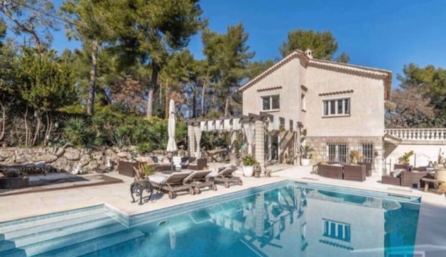 Charming House 4 bedrooms 3 bathrooms with pool near Valbonne in Roquefort-les-Pins