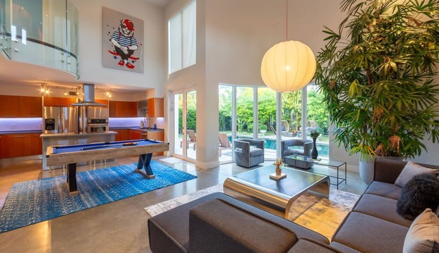 Charming Luxe Two-Level Villa, Cabana w/TV+BBQ in Biscayne Park