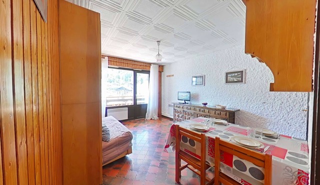 Charming Studio at the Foot of the Slopes with Mountain View, Balcony & Parking