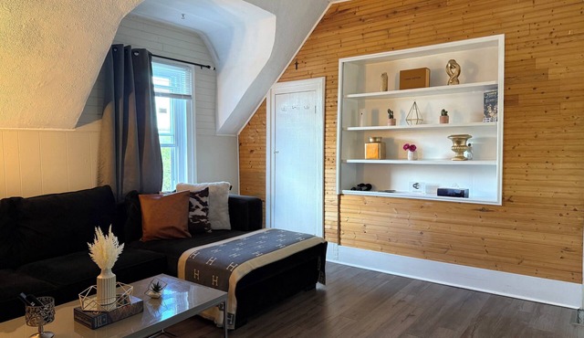 Charming Waterfront Loft + NearShops+Scenic in Quinte West