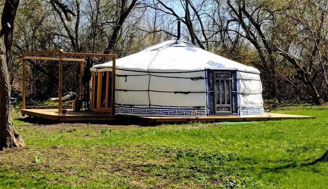 Charming Yurt Accommodation with Fire Pit Ideal for Camping near Lake Simcoe in Innisfil