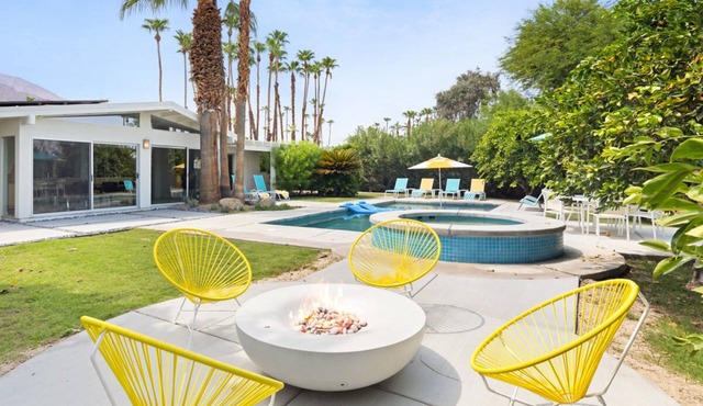 Classic Mid-Century Modern Home! Pool! 1-mile to downtown! in Palm Springs