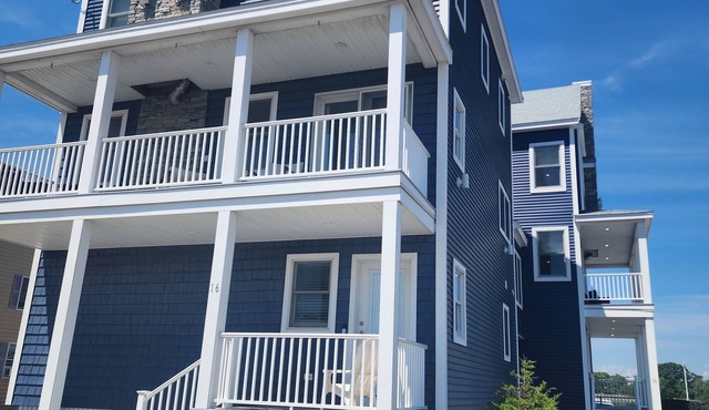 Clean-Cozy-Comfy. Steps to the Ocean in Salisbury Beach!