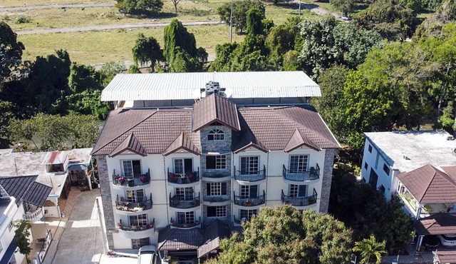Come to enjoy this fully renovaded 3-bedroom apartment full of amenities.