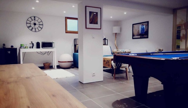 Complete accommodation with home cinema, pool table and private terrace. in Neuvecelle