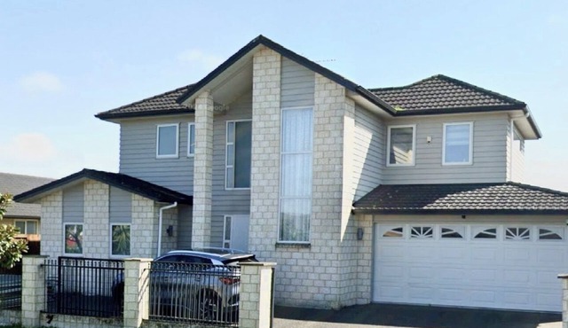 Conveniently, everything you need is just a 5-minute walk away in Hamilton