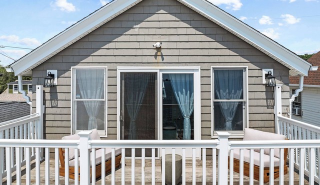 Cozy Beachfront Paradise — Hot Tub, Fire Pit & Views for Days in Somerset