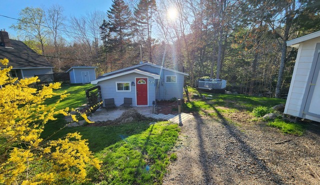 Cozy cottage by the river perfect for nature lovers & pet friendly in Chester Basin