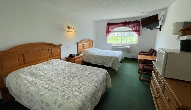 Cozy Double Full Basic Room with Free Parking! in Red Bud