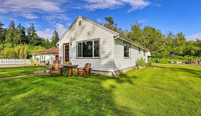 Cozy Home w/Yard -6 Miles to Dwtn Bellingham!