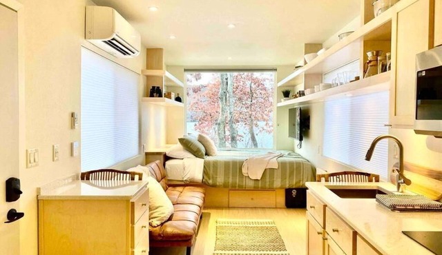Cozy Lakefront Tiny House in East Lyme