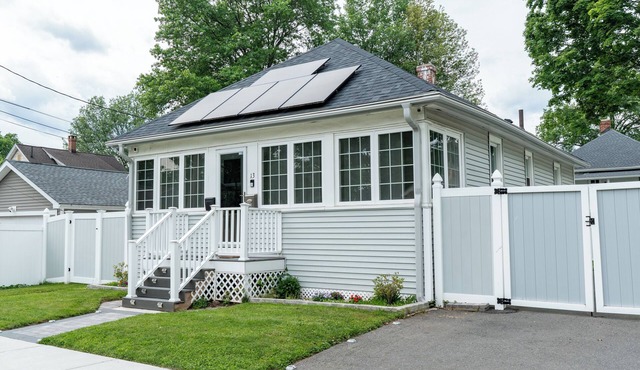 Cozy & Peaceful- gated yard, minutes from Hartford in Wethersfield