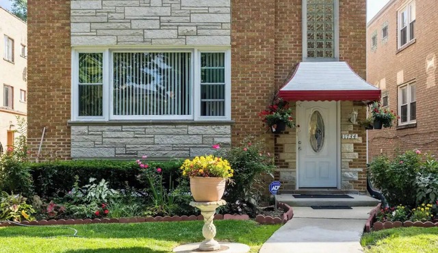 Cozy Private & Spacious 6-bedroom Duplex with Parking in charming Evanston