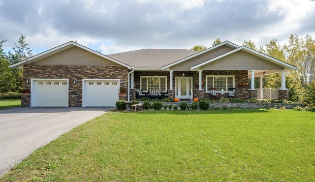Cozy Retreat On The Eastside Estate (8guests) in Napanee