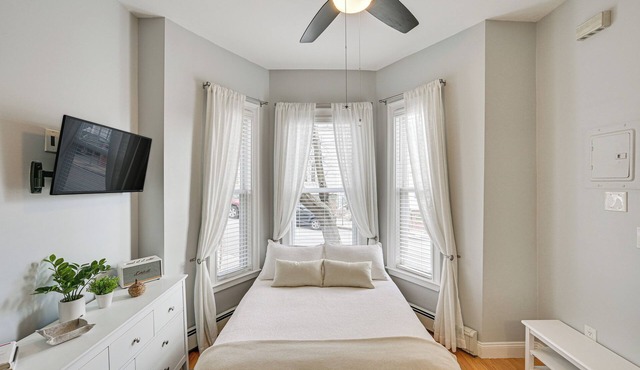 Cozy Somerville Studio: 2 Mi to Boston, Walk to T! in Somerville