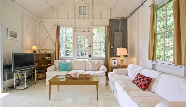 Cozy Stockbridge Cabin - Walk to Beach & Lake! in Stockbridge
