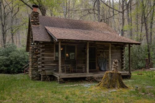 Creekside Hideaway Rustic Cabin - Secluded, Creekside Family Cabin in Topton