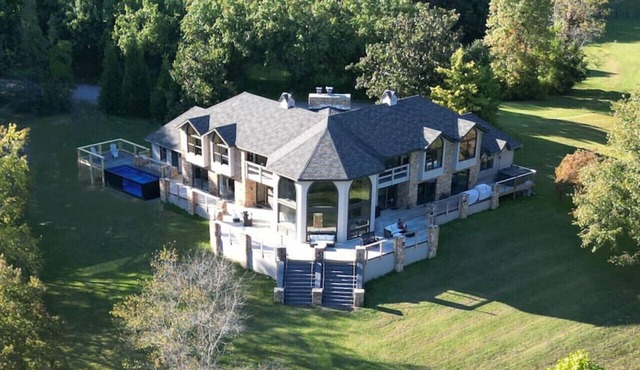 Crestview Estate 5 acres-heated pool-5min to strip