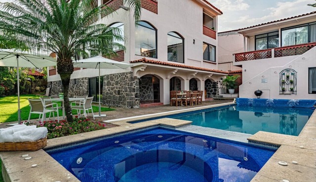 Cuernavaca Villa with Pool, Jacuzzi & Gardens in Cuernavaca