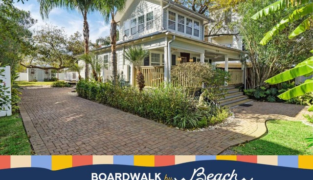Cute bungalow with massive deck and fire pit, walk to Kemah Boardwalk in Kemah