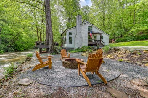 Deck & Fire Pit Bliss: Mountaintown Creek Cottage! in Ellijay