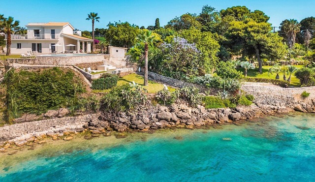 Design luxury seafront villa with fantastic infinity pool in Siracusa