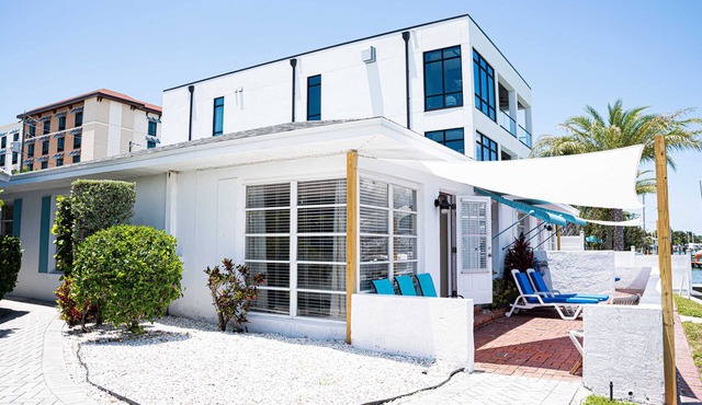 DIRECT WATERFRONT 2BDRM Villa with full kitchen, fish from porch