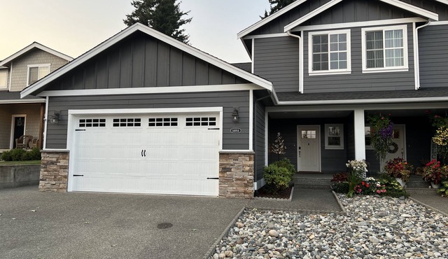Duplex with A/C on quiet street close to dining, shopping, hospitals & mountains