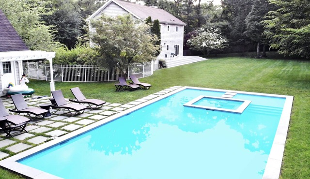 East Hampton Luxury: Heated Pool, Hot Tub and Expansive Yard with 6 Bedrooms in East Hampton