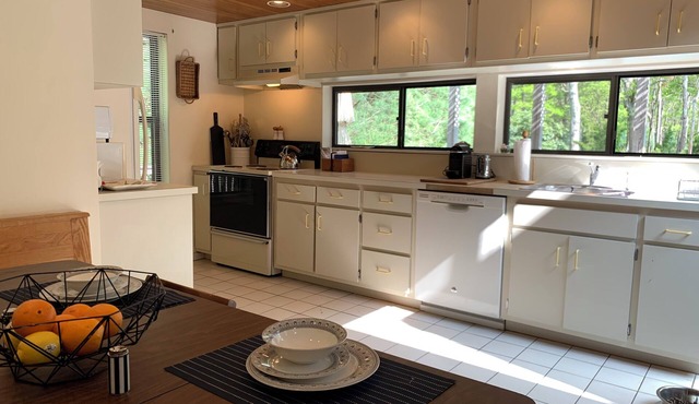 East Hampton slice of heaven with heated pool and 3 minute drive to village. in East Hampton